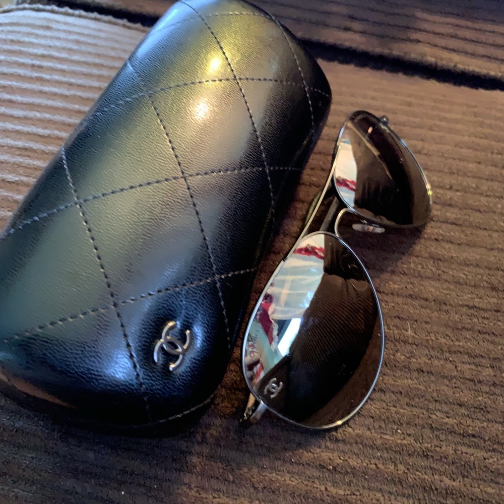 CHANEL mirrored aviator sunglasses with case